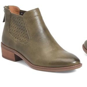 NWOB Comfortiva olive green leather ankle boot with perforated detail. Size 9.